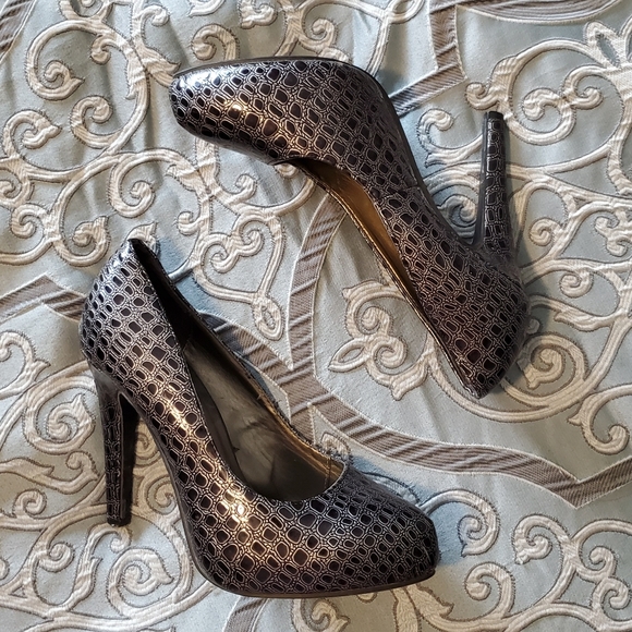 Black and silver faux 🐊 heels - Picture 2 of 6